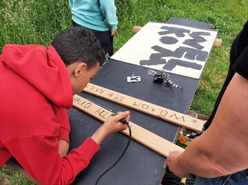 Kinderen werken in het houtatelier.