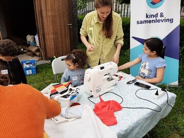 Kinderen werken in het naaiatelier.